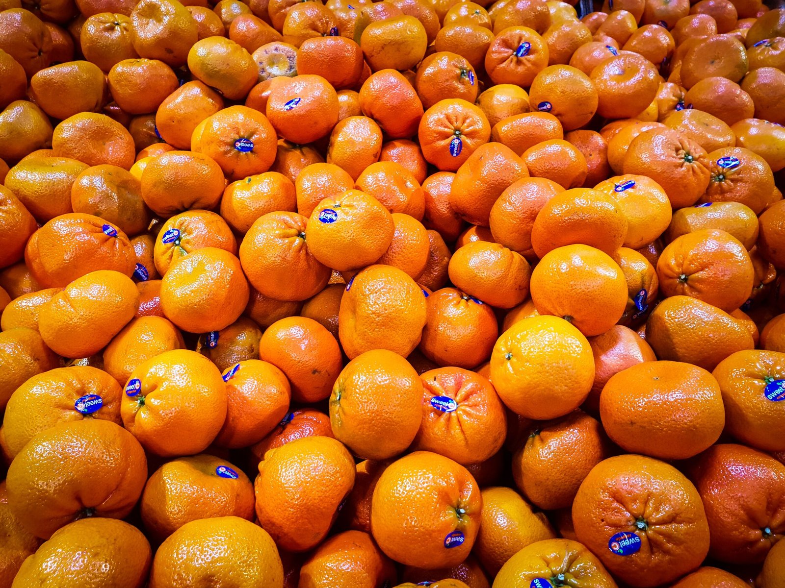 Pile of fresh oranges, a rich source of vitamin C to prevent deficiency